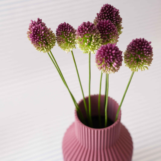 Dunkelrote 3D Druck Vase Kaja mit Blumen