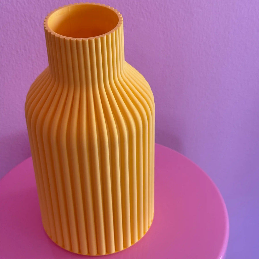 Orangene 3d Druck Vase auf rosa Tisch