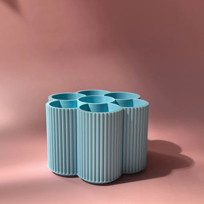Hellblaue Stiftebox von tryk.design vor rosa Hintergrund