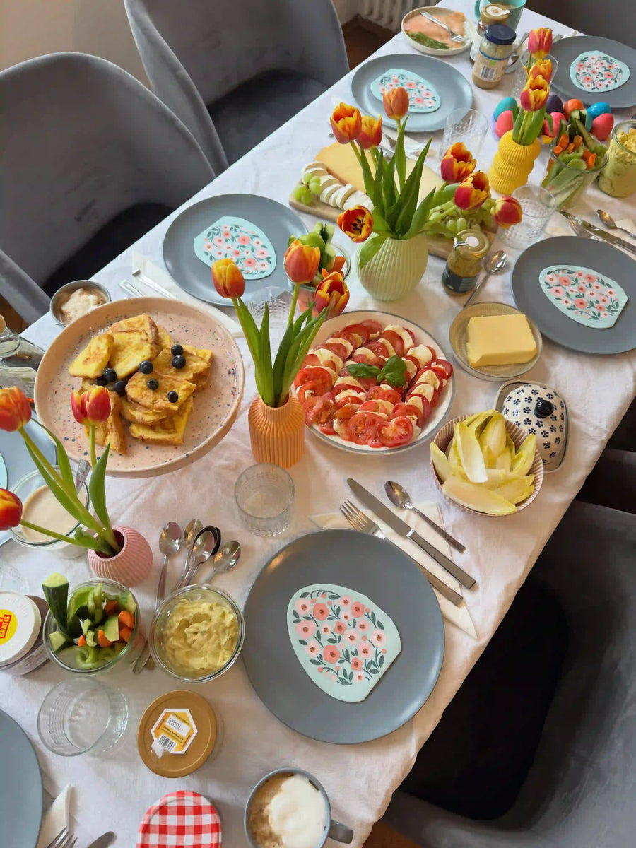 Gedeckter Brunch Tisch mit 3d Vasen