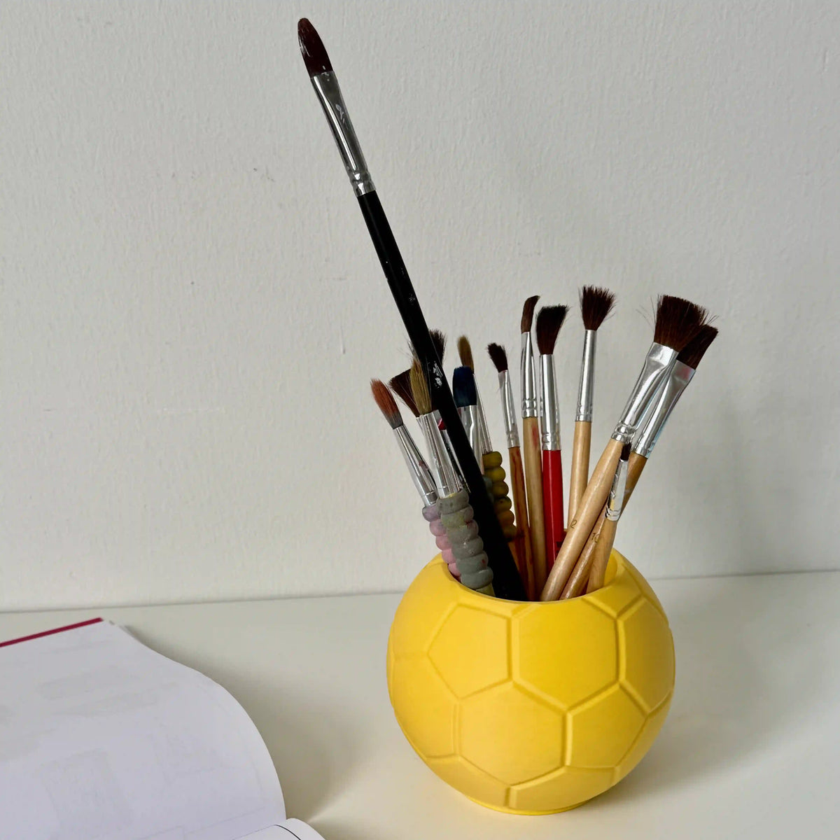 Gelber Fussball Stiftehalter mit Pinseln