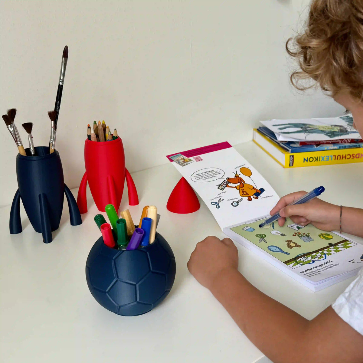 Kinderschreibtisch mit Raketen und Fussball Stiftehalter von tryk.design