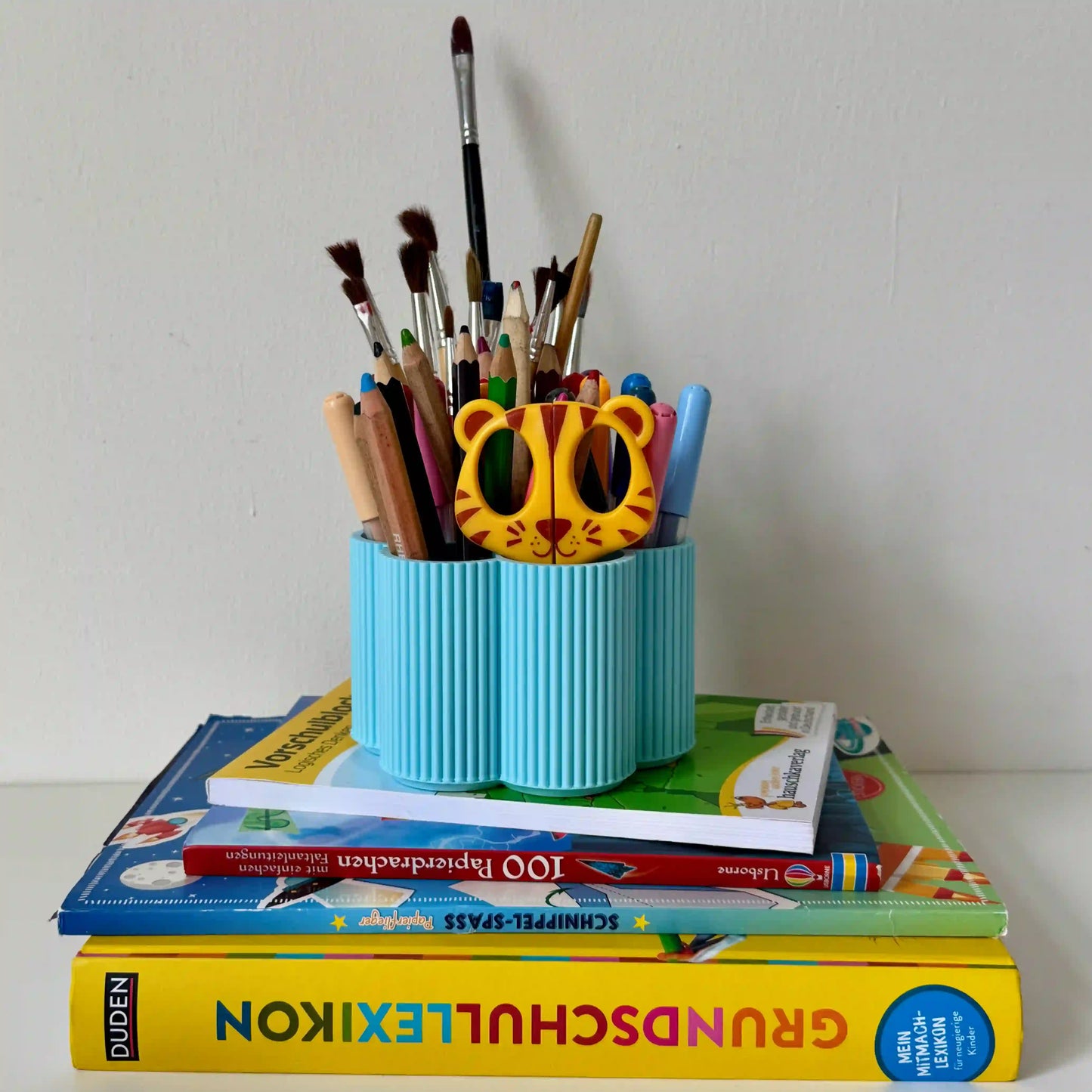 Hellblaue Stiftebox von tryk.design auf Kinderschreibtisch