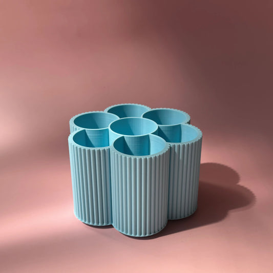 Blaue Stiftebox in Blumenform von tryk.design