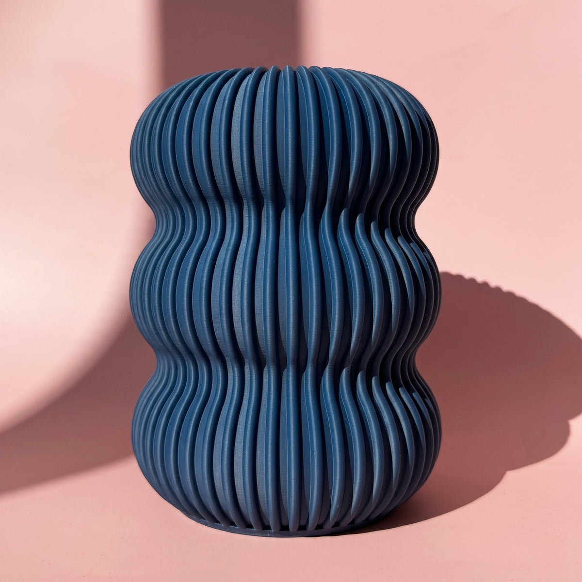 Dunkelblaue 3D Druck Vase Berta mit geschwungenen Rillen