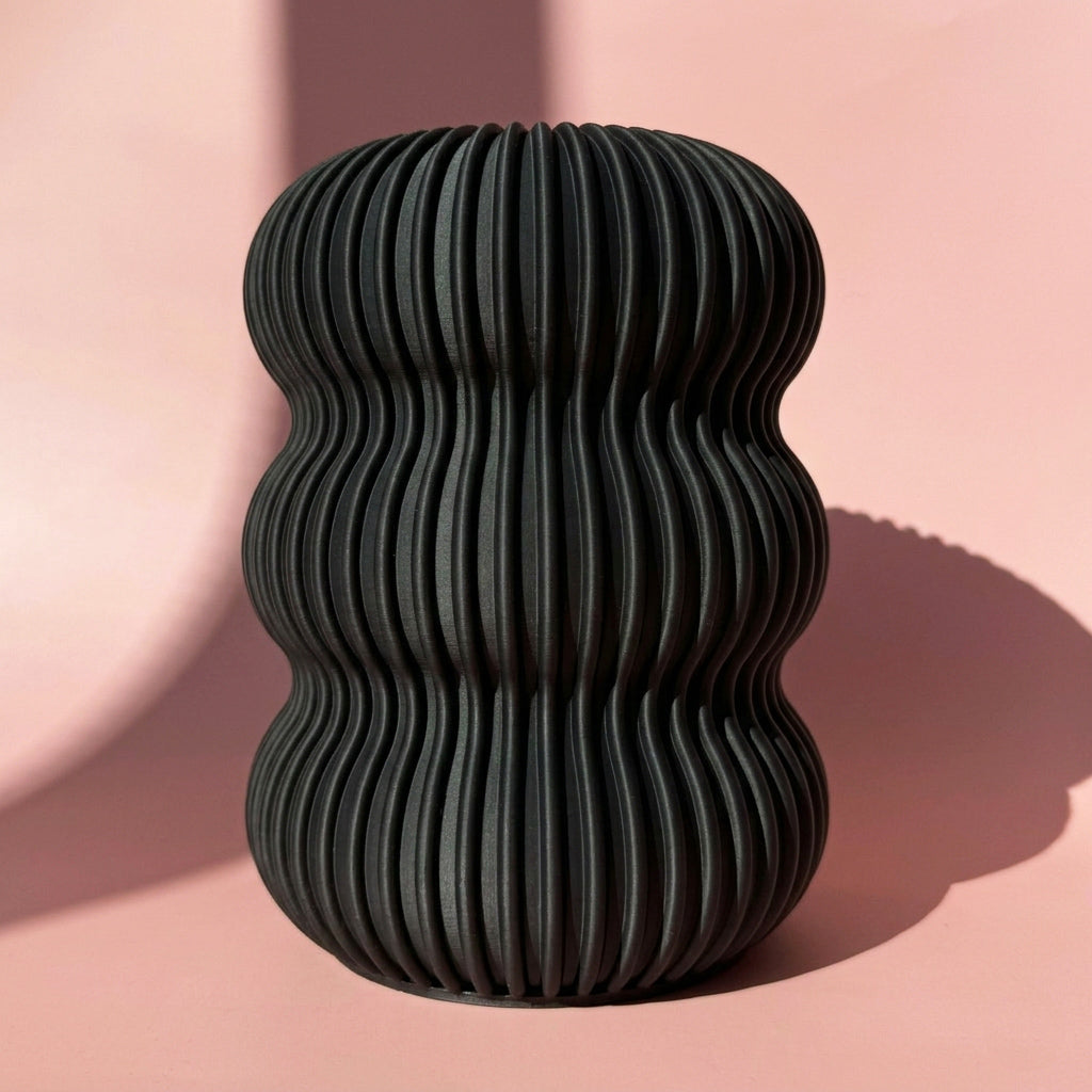 Schwarze 3D Druck Vase Berta mit geschwungenen Rillen