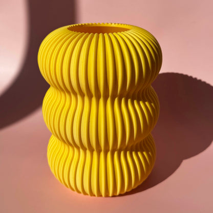 Gelbe 3D Druck Vase Berta mit geschwungenen Rillen