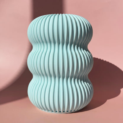 Hellblaue 3D Druck Vase Berta mit geschwungenen Rillen