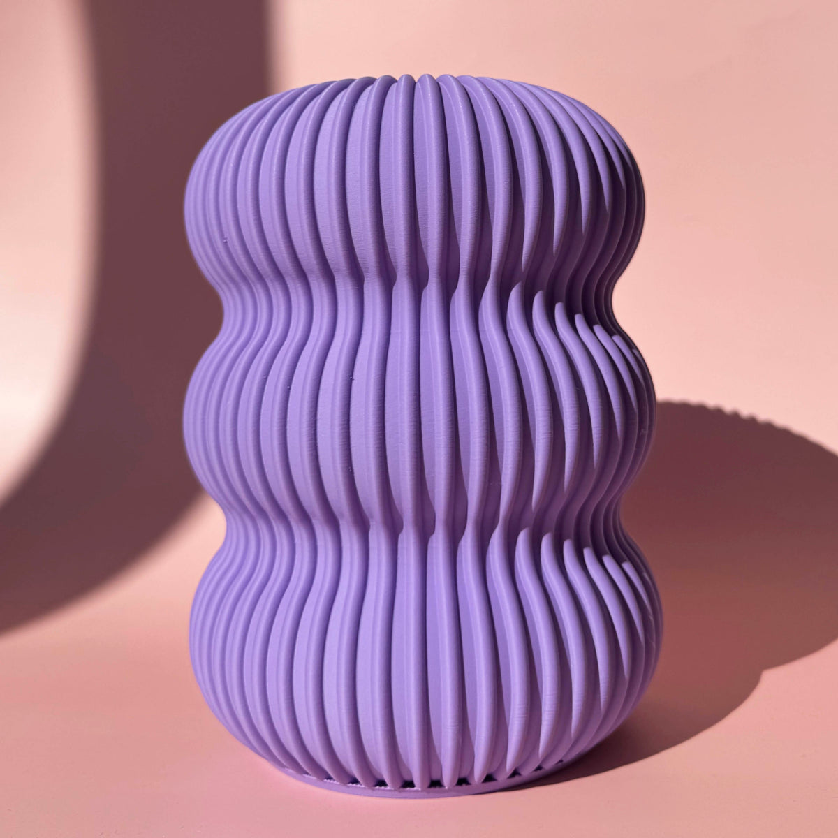 Lilafarbene 3D Druck Vase Berta mit geschwungenen Rillen