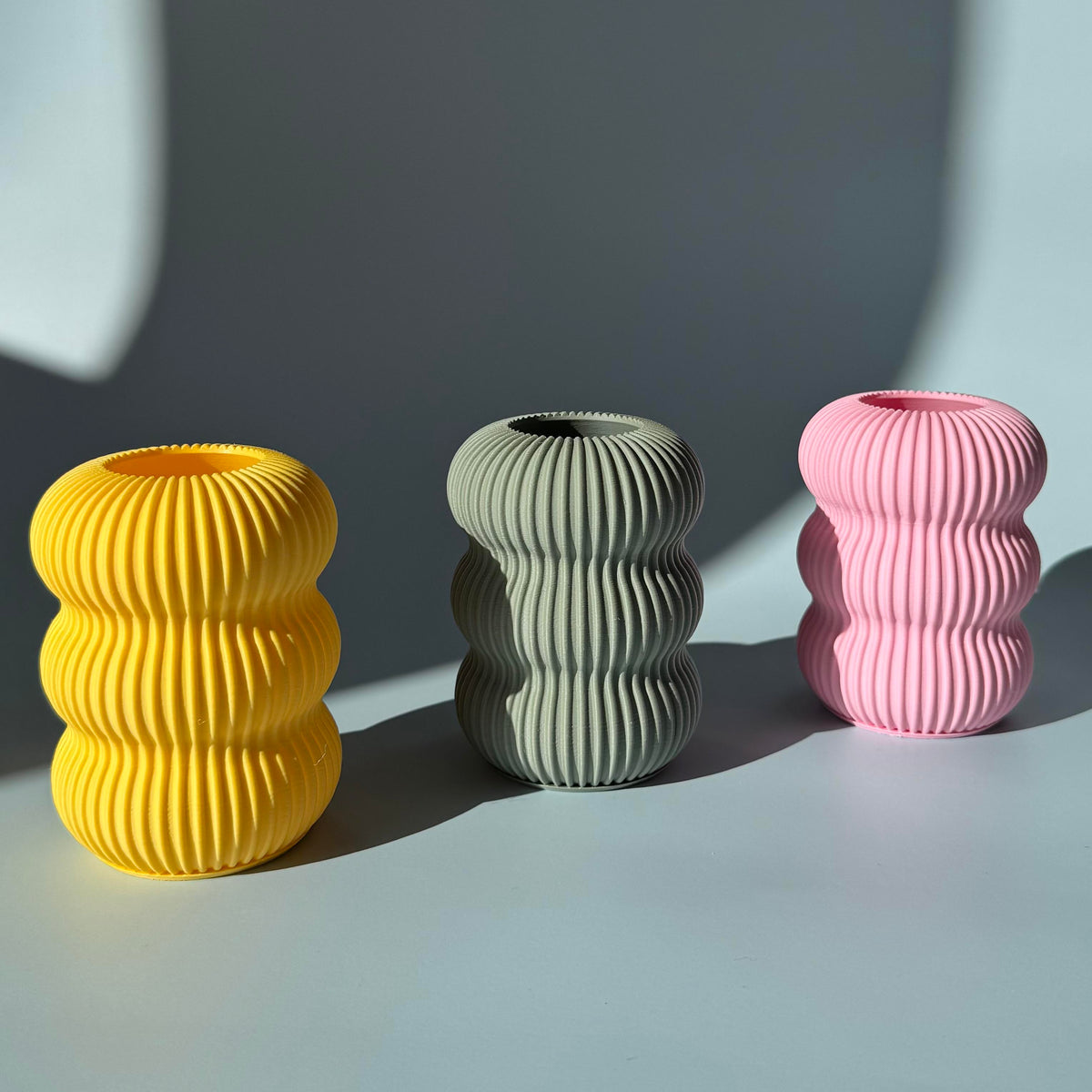 3D Druck Vase Berta mit geschwungenen Rillen in mini in yellow und pink