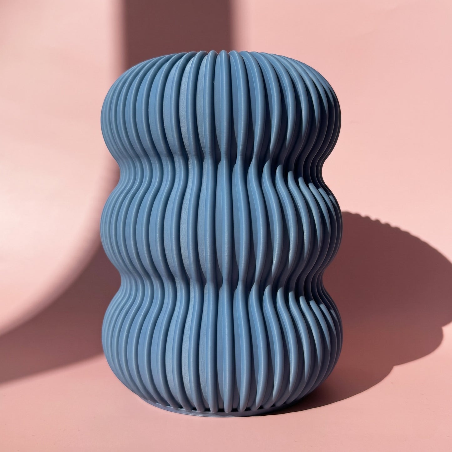 Blaugraue 3D Druck Vase Berta mit geschwungenen Rillen