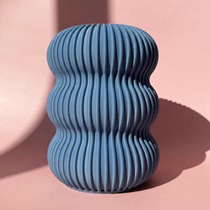 Blaugraue 3D Druck Vase Berta mit geschwungenen Rillen
