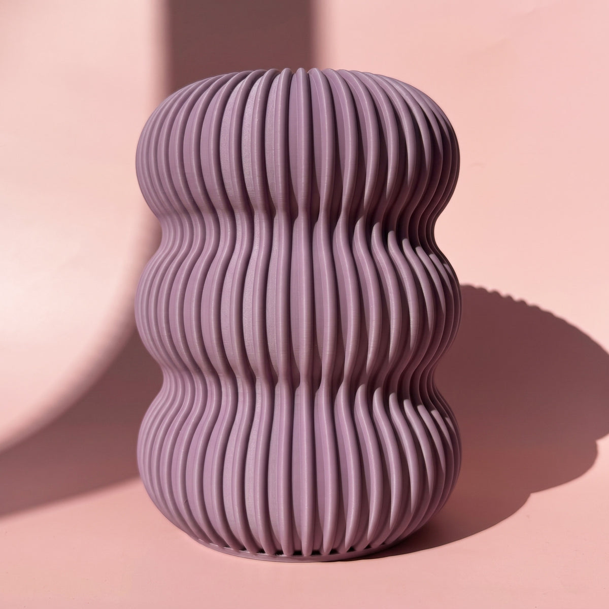 Lilafarbene 3D Druck Vase Berta mit geschwungenen Rillen