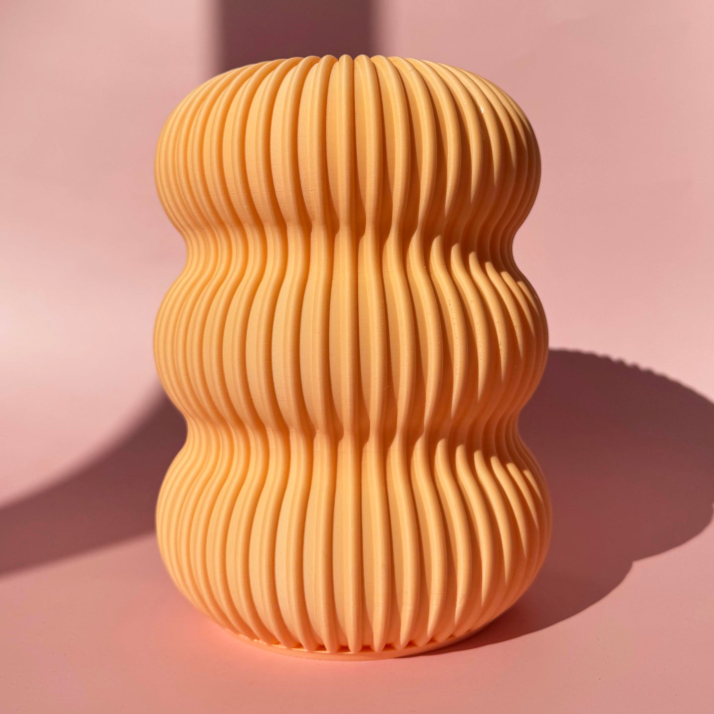 Peachfarbene 3D Druck Vase Berta mit geschwungenen Rillen