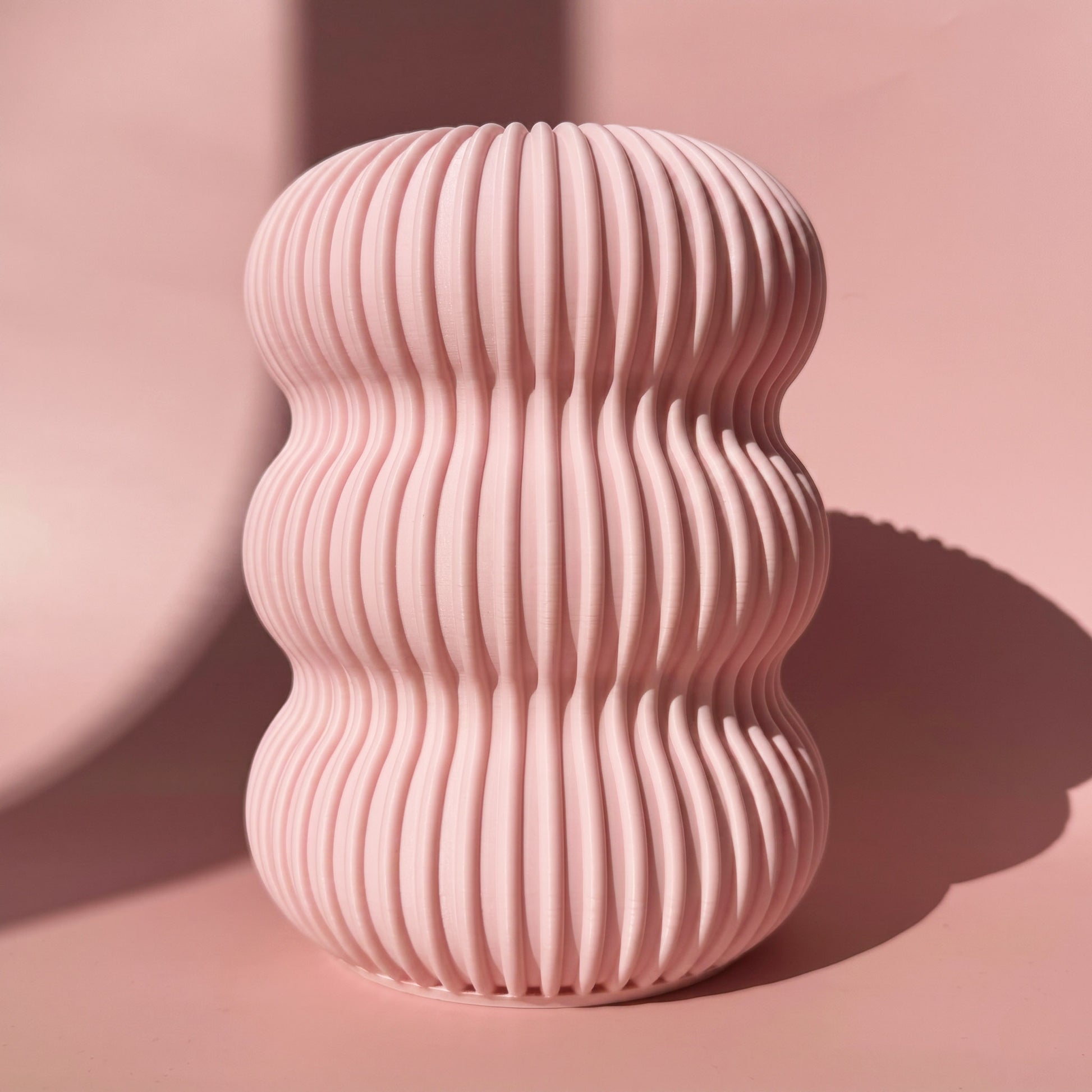 Pinke 3D Druck Vase Berta mit geschwungenen Rillen