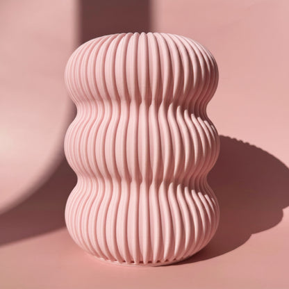 Pinke 3D Druck Vase Berta mit geschwungenen Rillen