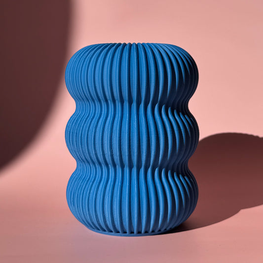 Mittelblaue 3D Druck Vase Berta mit geschwungenen Rillen