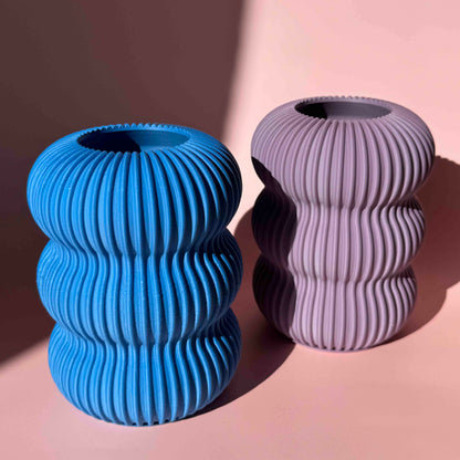 Lilafarbene und mittelblaue 3D Druck Vase Berta mit geschwungenen Rillen