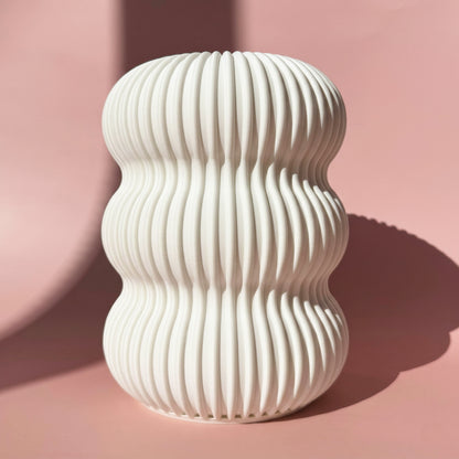 weisse 3D Druck Vase Berta mit geschwungenen Rillen