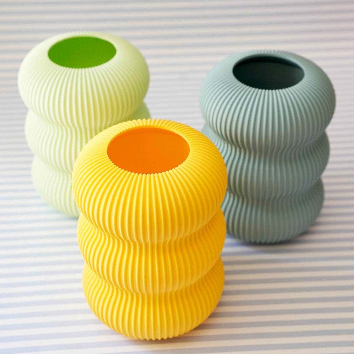 3D Druck Vase Berta mit geschwungenen Rillen in gelb, mint und ice blue