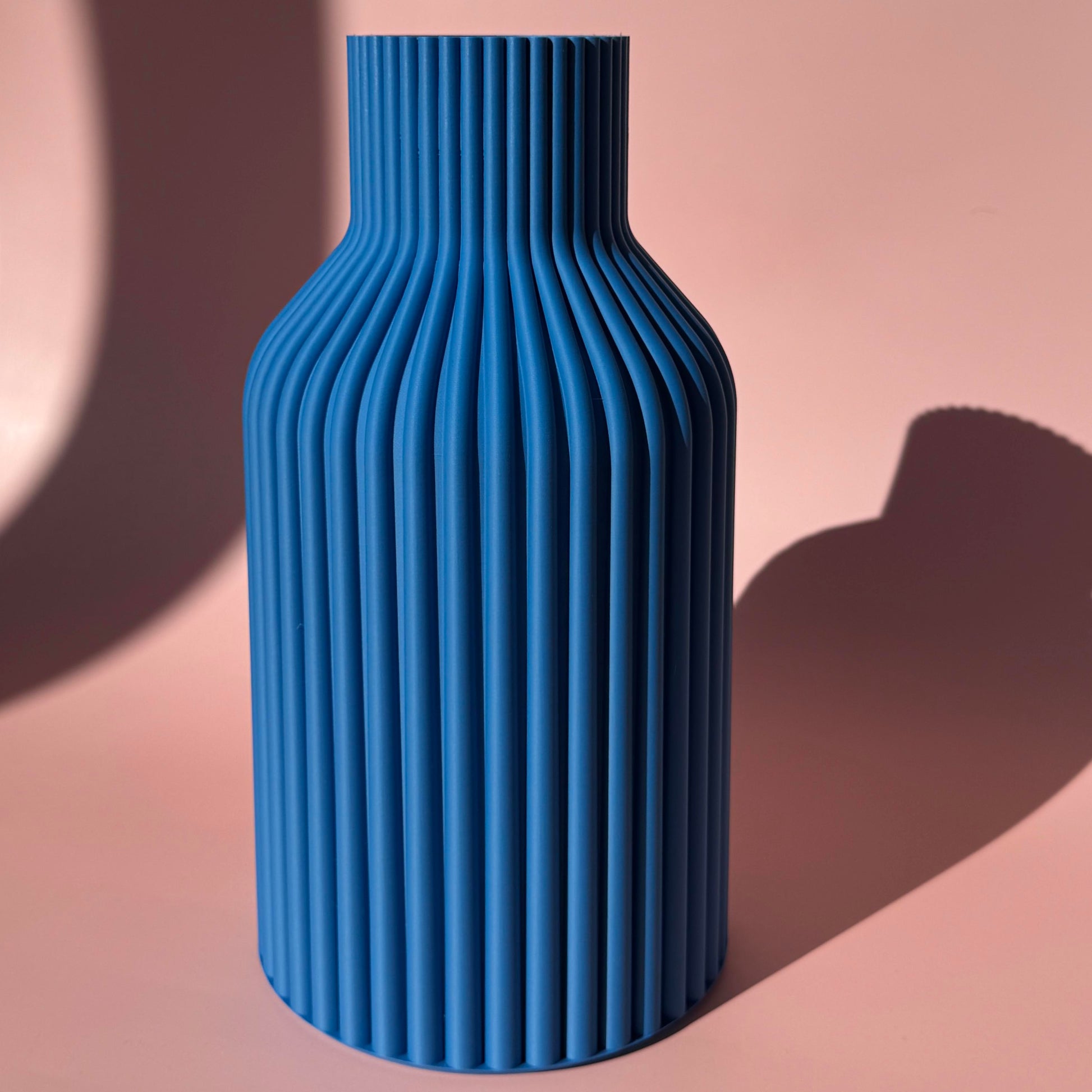 Dunkelblaue Vase Kaja von tryk.design