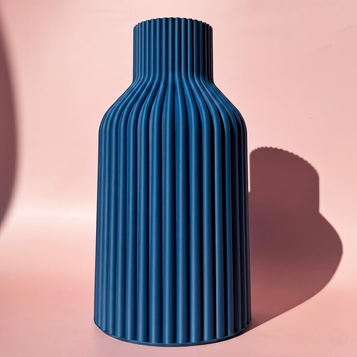 Dunkelblaue 3D Druck Vase Kaja von tryk.design 