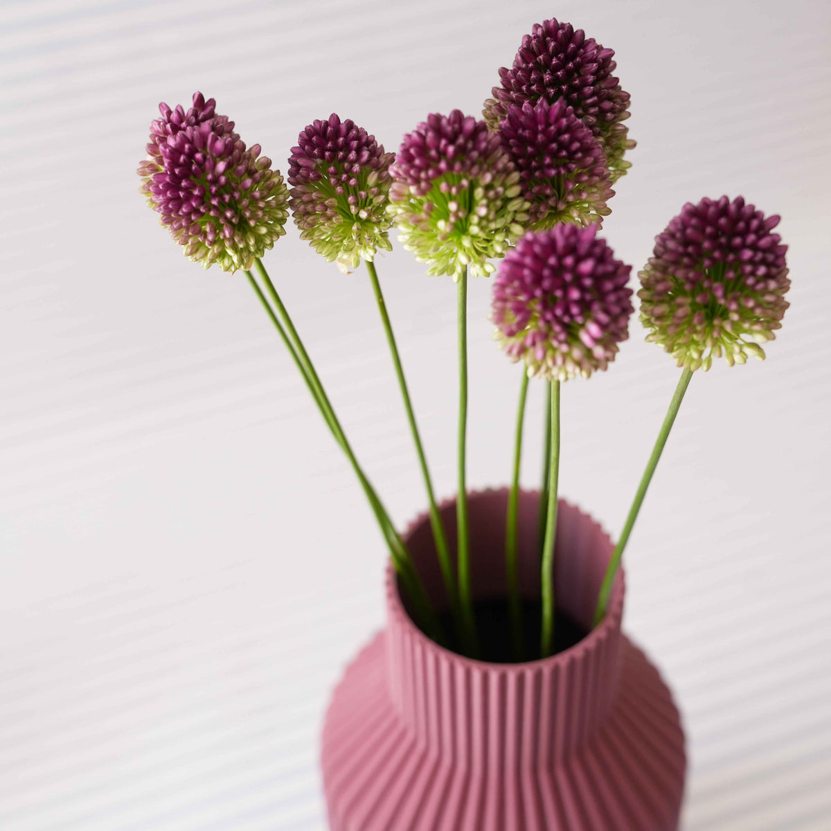 Dunkelrote 3D Druck Vase Kaja mit Blumen