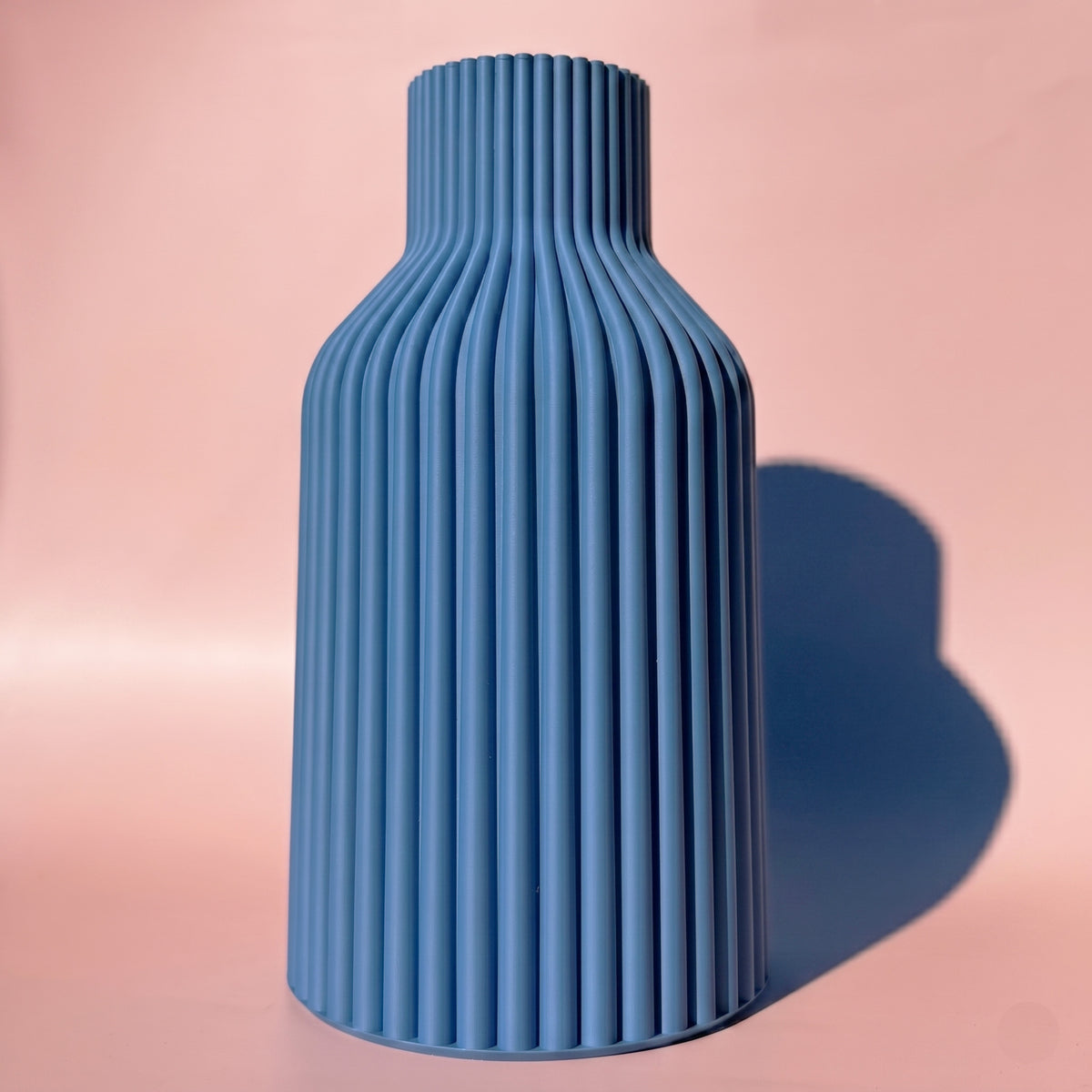 blaue 3D Vase Kaja von tryk.design vor rosa Hintergrund