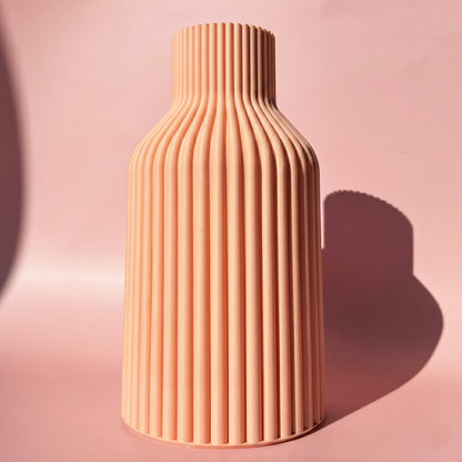 3D Druck Vase Kaja in peach vor rosa Hintergrund 