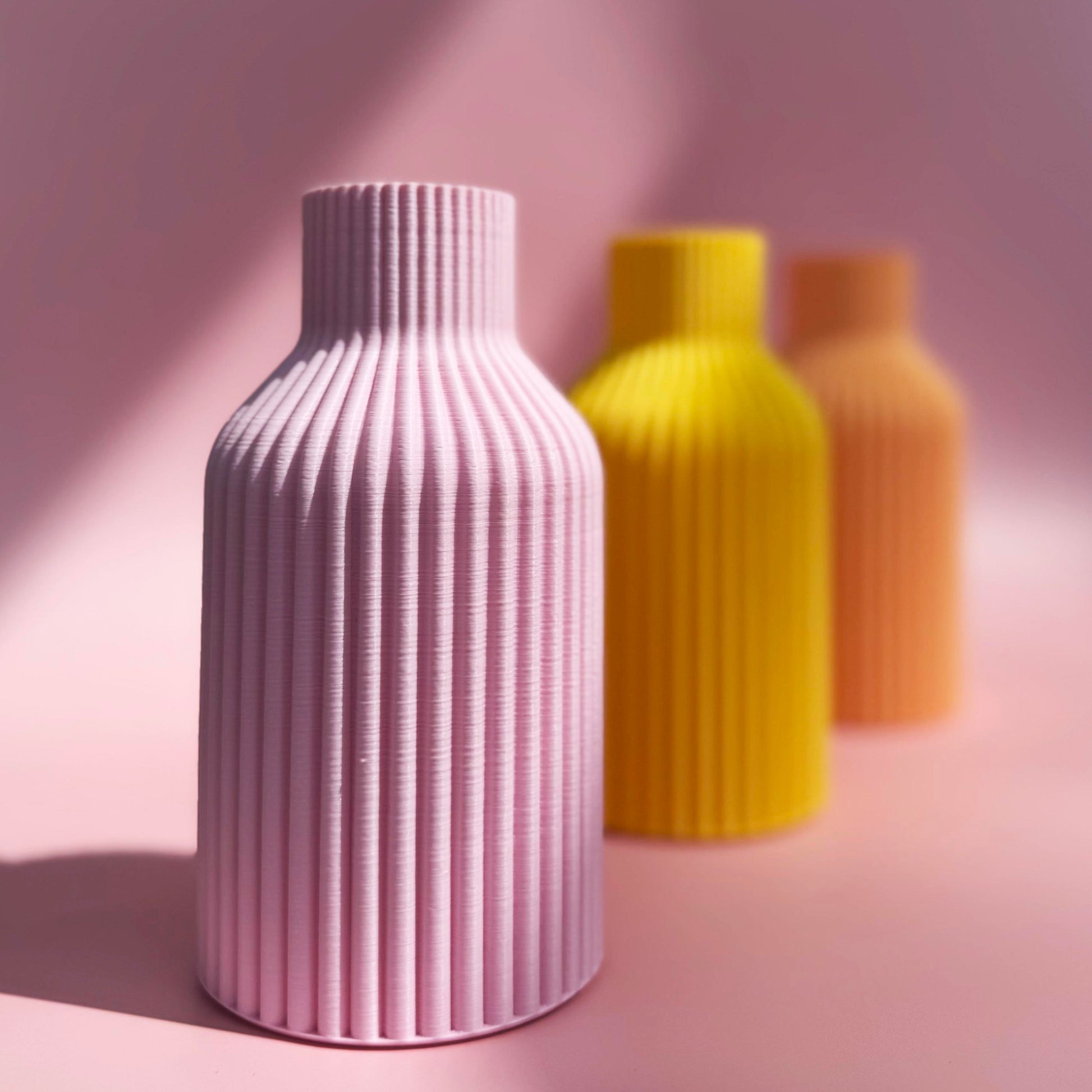 3D Druck Vase Kaja in pink vor rosa Hintergrund