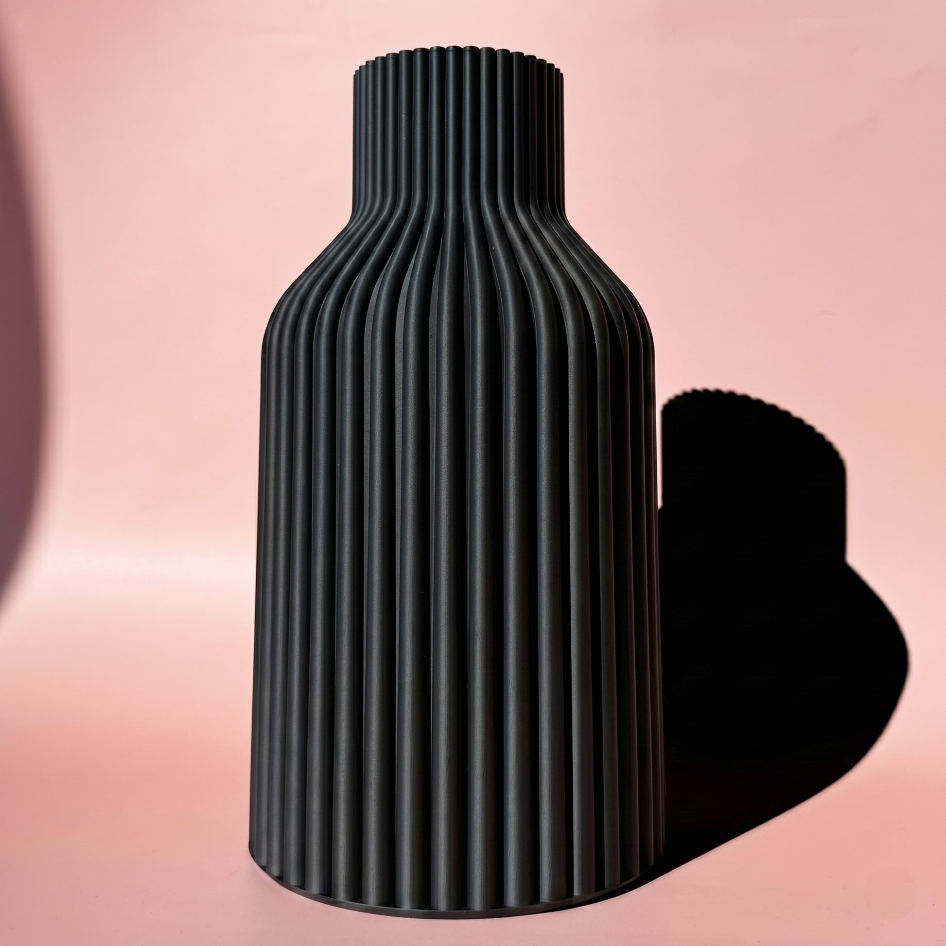 schwarze 3D Vase Kaja von tryk.design vor rosa Hintergrund