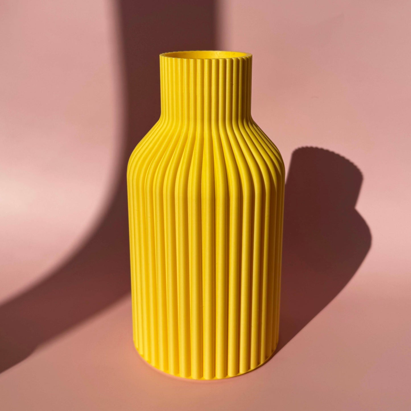 gelbe 3D Vase Kaja von tryk.design vor rosa Hintergrund