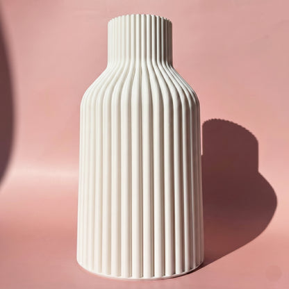 weisst 3D Vase Kaja von tryk.design vor rosa Hintergrund