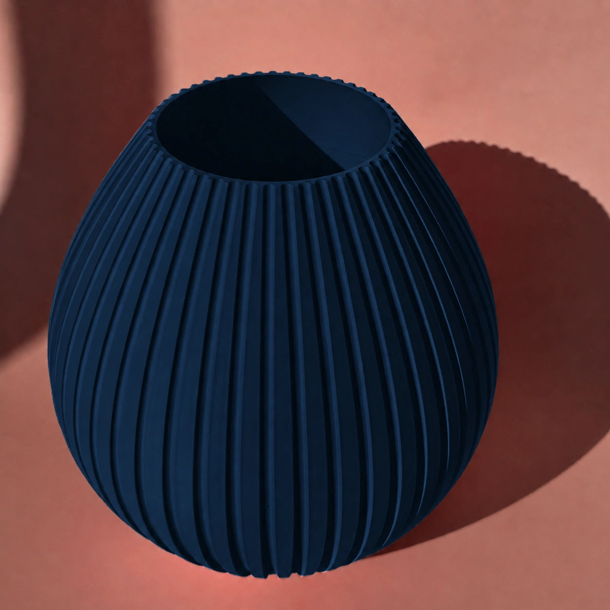 Dunkelblaue 3D Druck Vase Liv mit runder Form und Rillen