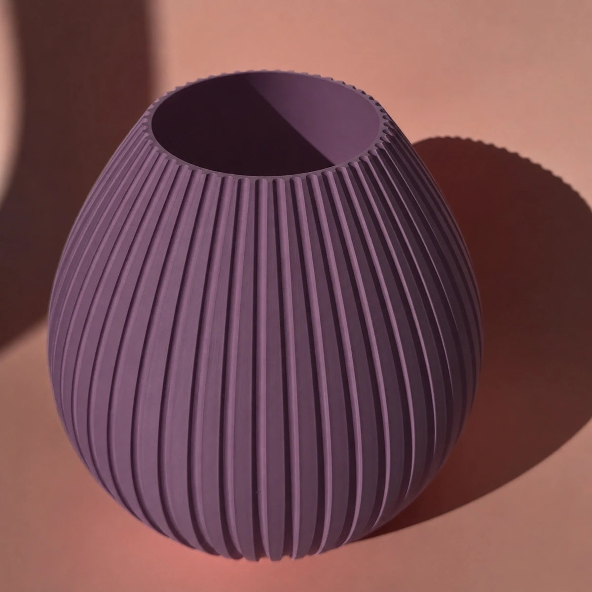 Lila 3D Druck Vase Liv mit runder Form und Rillen