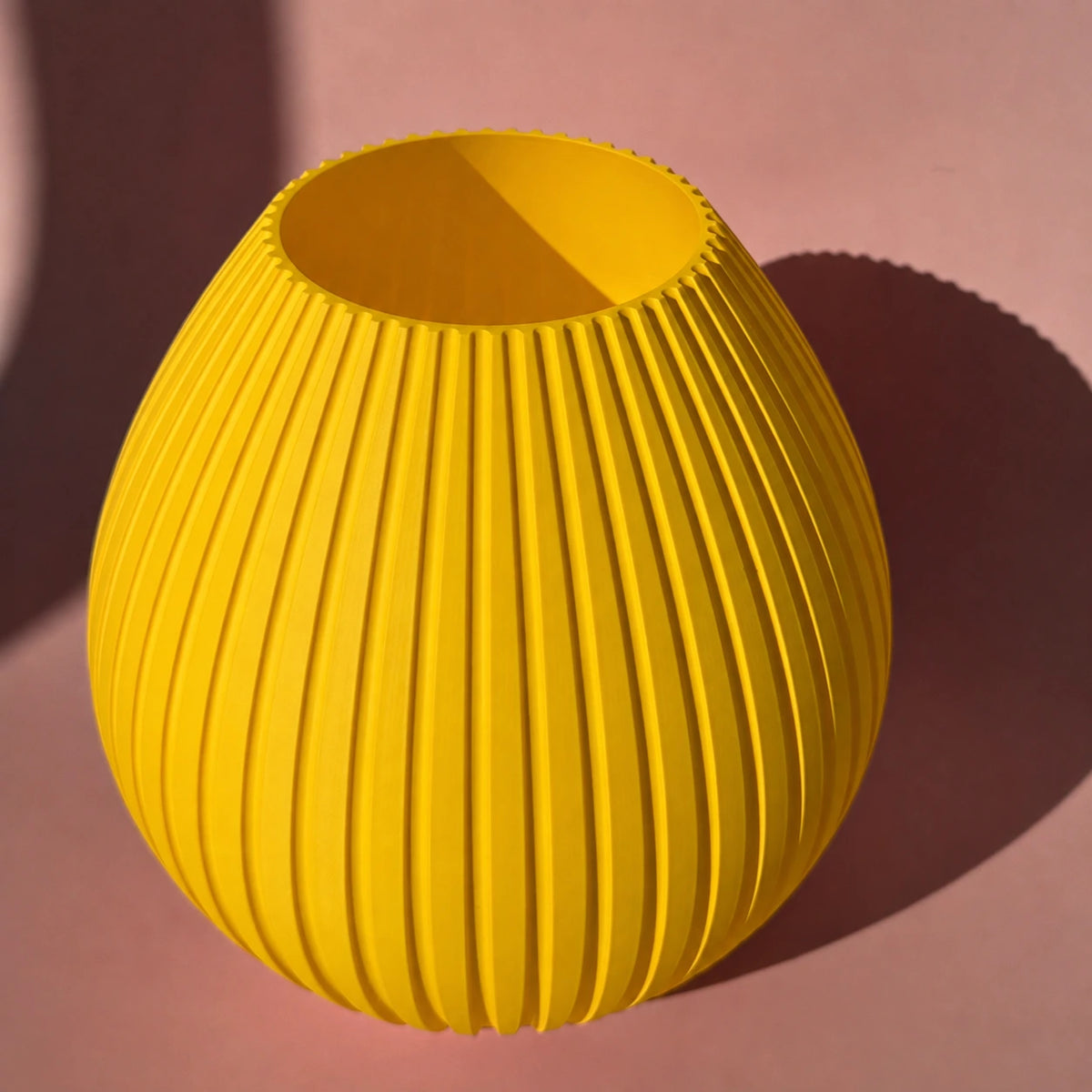 Gelbe 3D Druck Vase Liv mit runder Form und Rillen